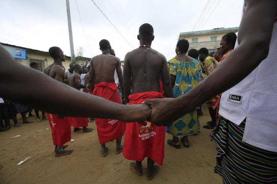 El Festival de la Generación en la aldea de Abobodoume, Costa de Marfil, cumple tres siglos y honra a los ancestros de los Ebrie, miembros del grupo étnico Akan. La mayoría de los pueblos Akan son descendientes de personas que huyeron de Ashante y ahora constituyen aproximadamente una quinta parte de la población de Costa de Marfil. 