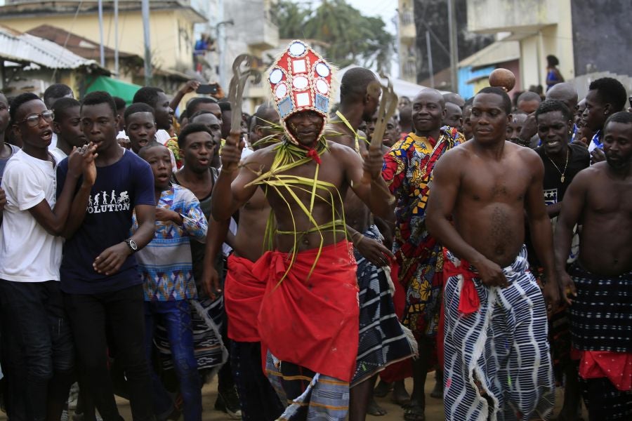 El Festival de la Generación en la aldea de Abobodoume, Costa de Marfil, cumple tres siglos y honra a los ancestros de los Ebrie, miembros del grupo étnico Akan. La mayoría de los pueblos Akan son descendientes de personas que huyeron de Ashante y ahora constituyen aproximadamente una quinta parte de la población de Costa de Marfil. 