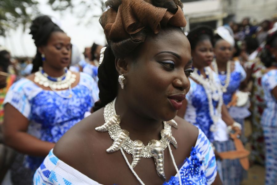 El Festival de la Generación en la aldea de Abobodoume, Costa de Marfil, cumple tres siglos y honra a los ancestros de los Ebrie, miembros del grupo étnico Akan. La mayoría de los pueblos Akan son descendientes de personas que huyeron de Ashante y ahora constituyen aproximadamente una quinta parte de la población de Costa de Marfil. 