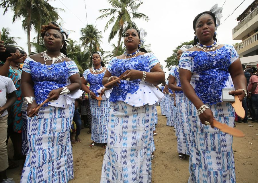 El Festival de la Generación en la aldea de Abobodoume, Costa de Marfil, cumple tres siglos y honra a los ancestros de los Ebrie, miembros del grupo étnico Akan. La mayoría de los pueblos Akan son descendientes de personas que huyeron de Ashante y ahora constituyen aproximadamente una quinta parte de la población de Costa de Marfil. 