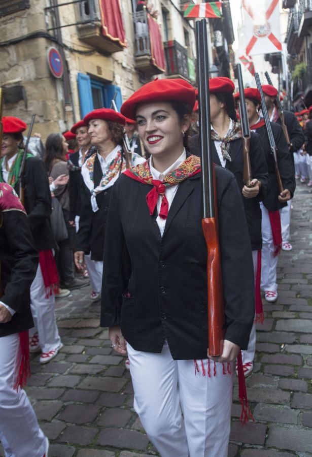 La compañía Jaizkibel ha recorrido las calles de Hondarribia escoltada por ertzaintzas. 