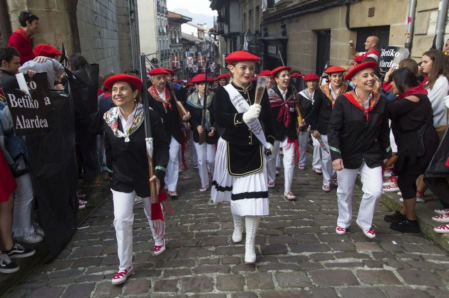 La compañía Jaizkibel ha recorrido las calles de Hondarribia escoltada por ertzaintzas. 