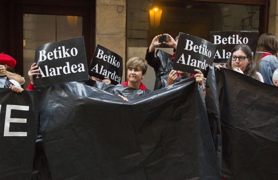 La compañía Jaizkibel ha recorrido las calles de Hondarribia escoltada por ertzaintzas. 