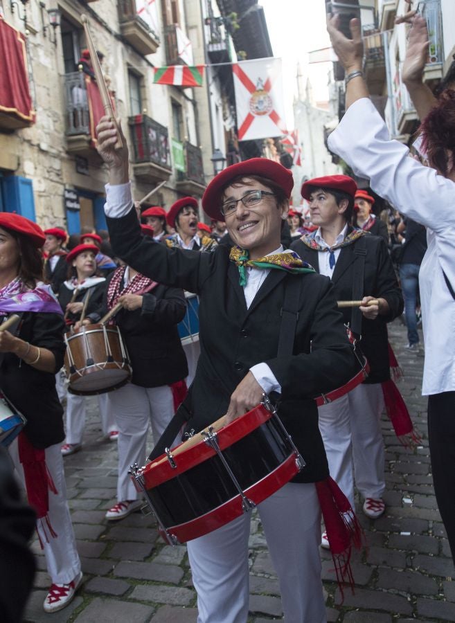 La compañía Jaizkibel ha recorrido las calles de Hondarribia escoltada por ertzaintzas. 