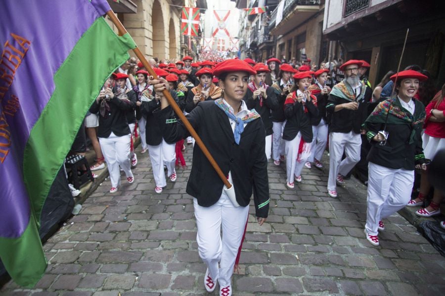 La compañía Jaizkibel ha recorrido las calles de Hondarribia escoltada por ertzaintzas. 