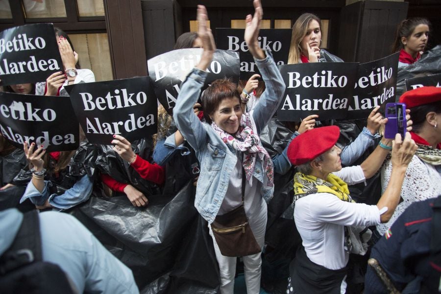 La compañía Jaizkibel ha recorrido las calles de Hondarribia escoltada por ertzaintzas. 