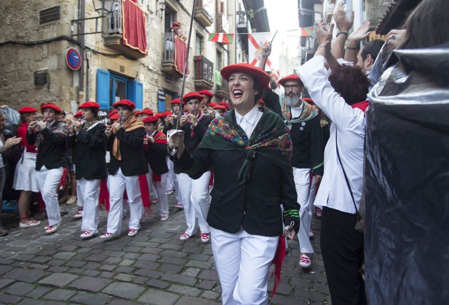 La compañía Jaizkibel ha recorrido las calles de Hondarribia escoltada por ertzaintzas. 