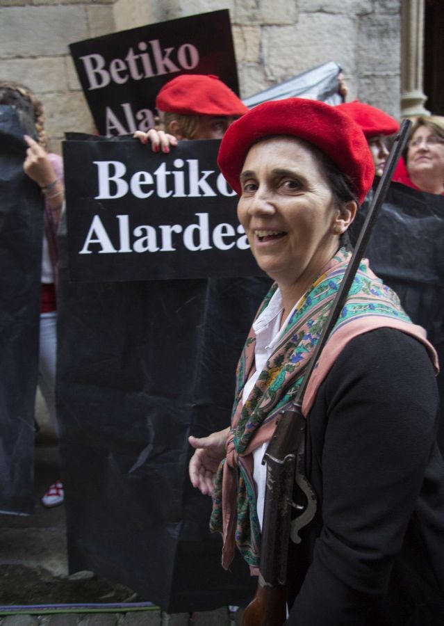 La compañía Jaizkibel ha recorrido las calles de Hondarribia escoltada por ertzaintzas. 