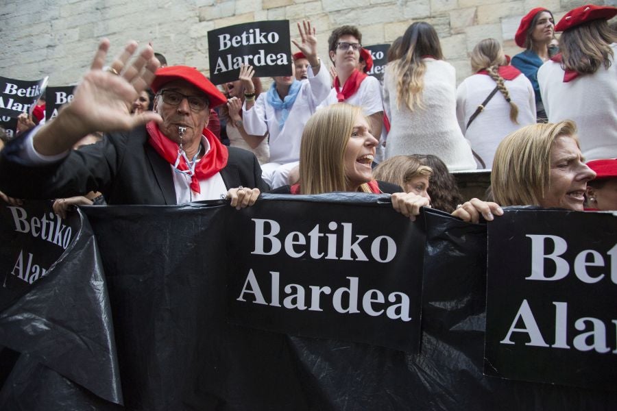 La compañía Jaizkibel ha recorrido las calles de Hondarribia escoltada por ertzaintzas. 