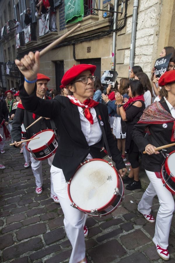 La compañía Jaizkibel ha recorrido las calles de Hondarribia escoltada por ertzaintzas. 