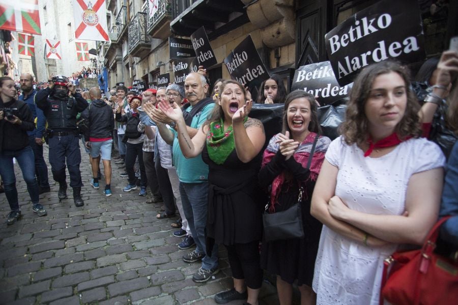 La compañía Jaizkibel ha recorrido las calles de Hondarribia escoltada por ertzaintzas. 