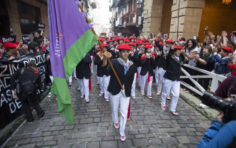 La compañía Jaizkibel ha recorrido las calles de Hondarribia escoltada por ertzaintzas. 