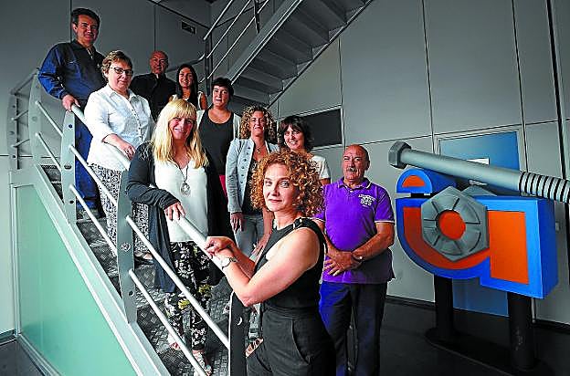 Amaia Ugalde junto a la plantilla de la empresa que pilota, Industrias Ugatu, en sus instalaciones de Bergara.