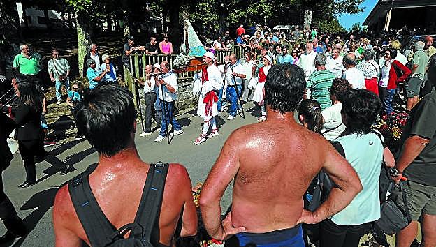Algunos sudaron de lo lindo para llegar a Arrate y ver pasar la procesión, un momento que une la fiesta con el respeto a la tradición. MORQUECHO
