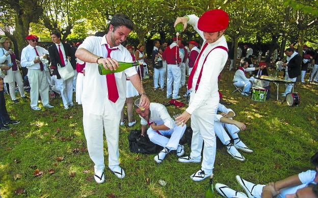 Podría parecer un concurso de escanciadores de sidra, pero simplemente era otro rato agradable que estaban pasando en Guadalupe.