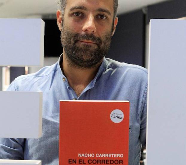 Nacho Carretero muestra la portada de su libro sobre Pablo Ibar.