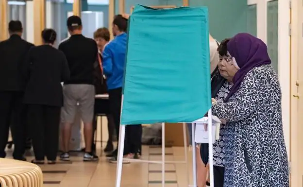 Dos mujeres votan durante la jornada electoral.