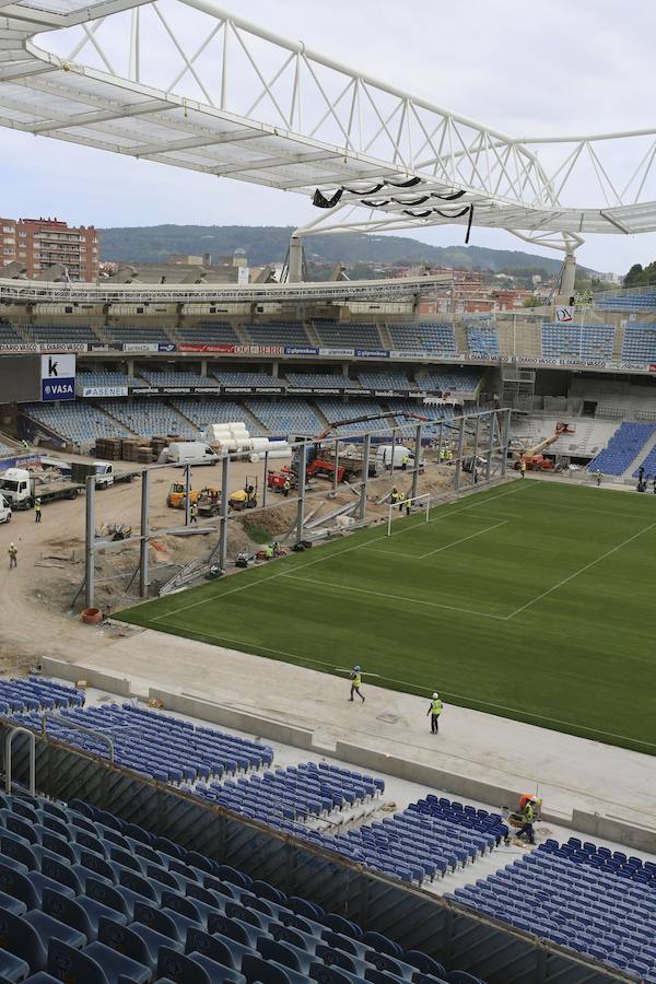 Los operarios siguen trabajando a gran ritmo para que el estadio esté en las mejores condiciones posibles el sábado ante el Barcelona