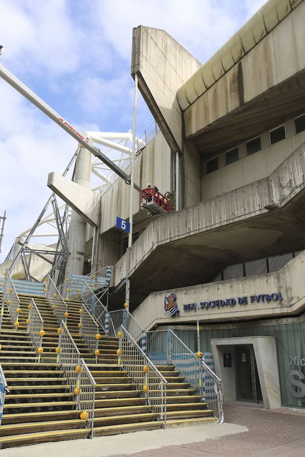 Los operarios siguen trabajando a gran ritmo para que el estadio esté en las mejores condiciones posibles el sábado ante el Barcelona