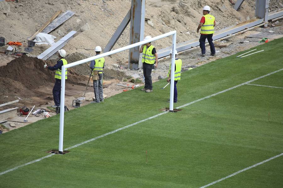 Los operarios siguen trabajando a gran ritmo para que el estadio esté en las mejores condiciones posibles el sábado ante el Barcelona