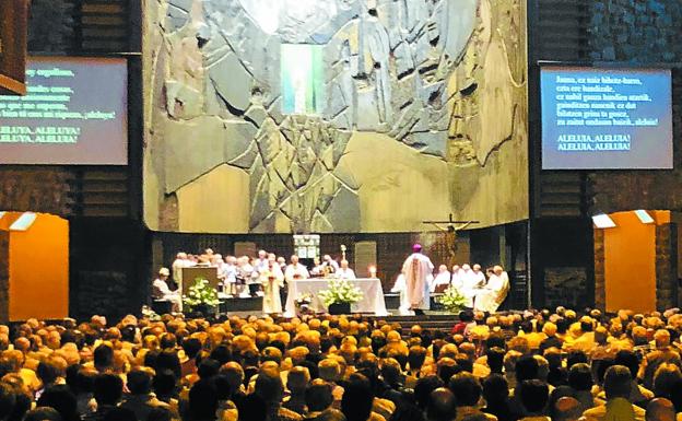 El obispo de San Sebastián, Juan Ignacio Munilla, ofició la homilía en un santuario abarrotado.