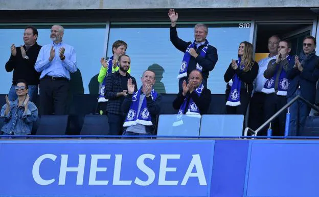 Abramovich saluda desde el estadio del Chelsea. 