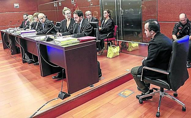 El fiscal, los letrados de las dos acusaciones particulares y de la popular, la defensa y, sentado solo, el único procesado. 