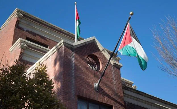 Imagen de archivo muestra dos banderas palestinas en la oficina de la Organización para la Liberación de Palestina.