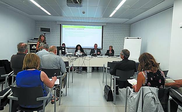 Representantes de mancomunidades y de GHK en la primera sesión informativa del Pigrug.