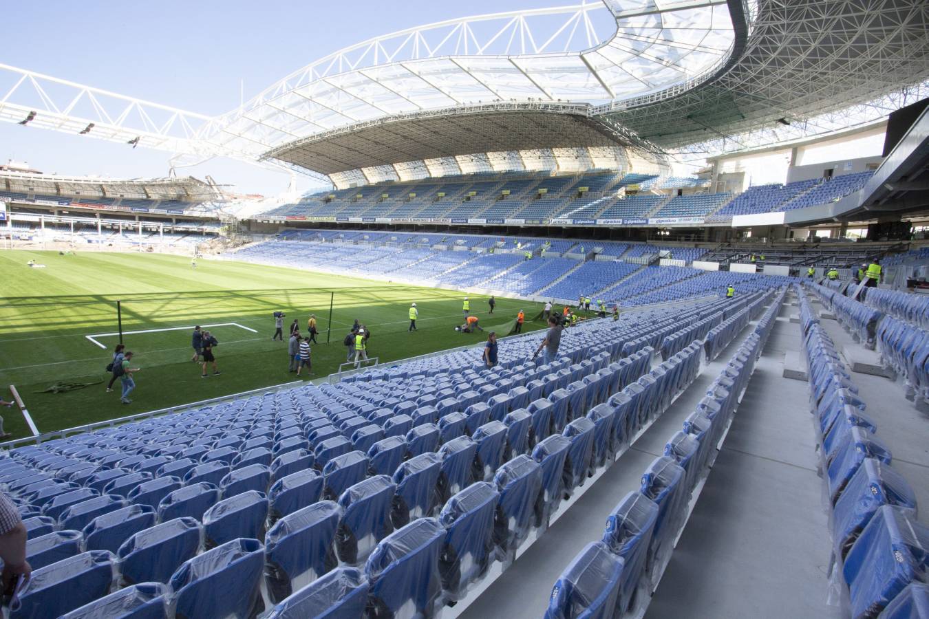 El campo de la Real Sociedad está preparado para que el sábado se dispute el primer partido del conjunto txuri-urdin en casa esta temporada.
