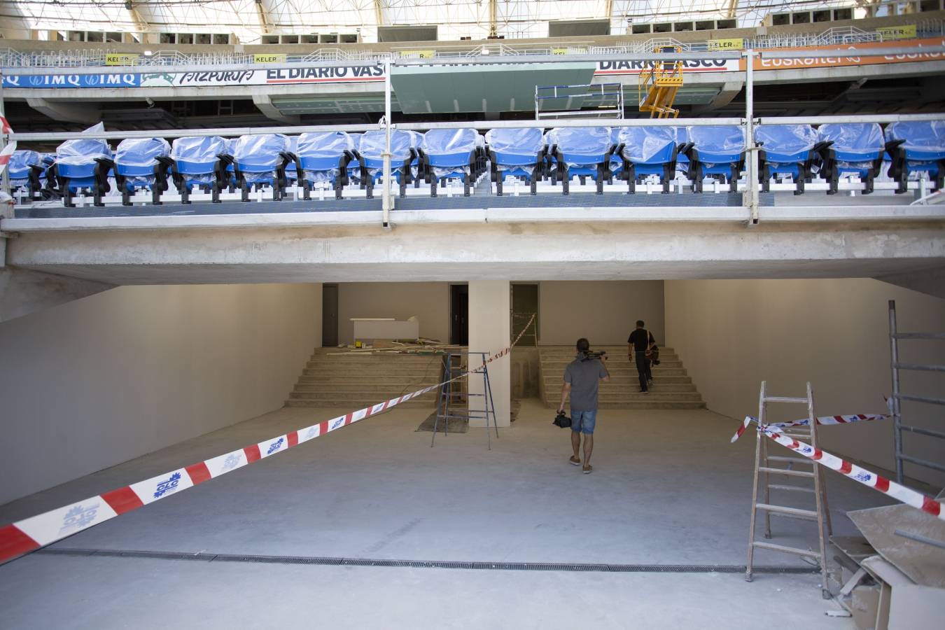 El campo de la Real Sociedad está preparado para que el sábado se dispute el primer partido del conjunto txuri-urdin en casa esta temporada.