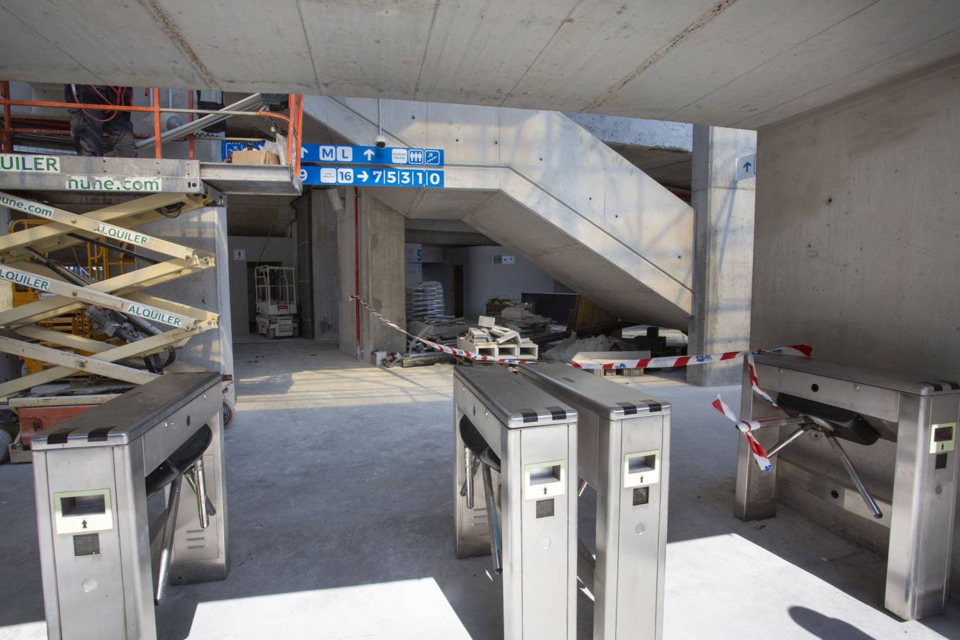 El campo de la Real Sociedad está preparado para que el sábado se dispute el primer partido del conjunto txuri-urdin en casa esta temporada.