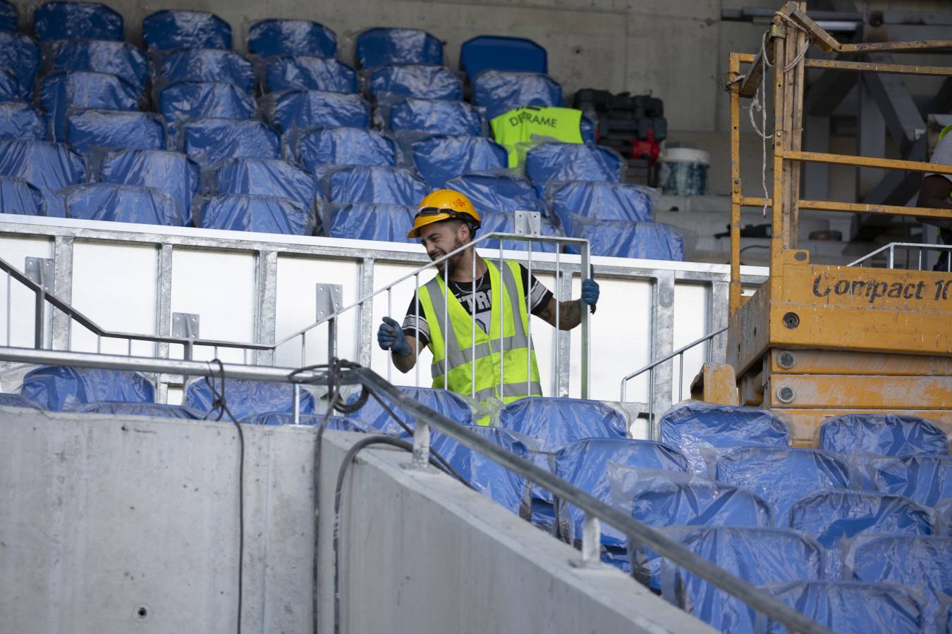 El campo de la Real Sociedad está preparado para que el sábado se dispute el primer partido del conjunto txuri-urdin en casa esta temporada.