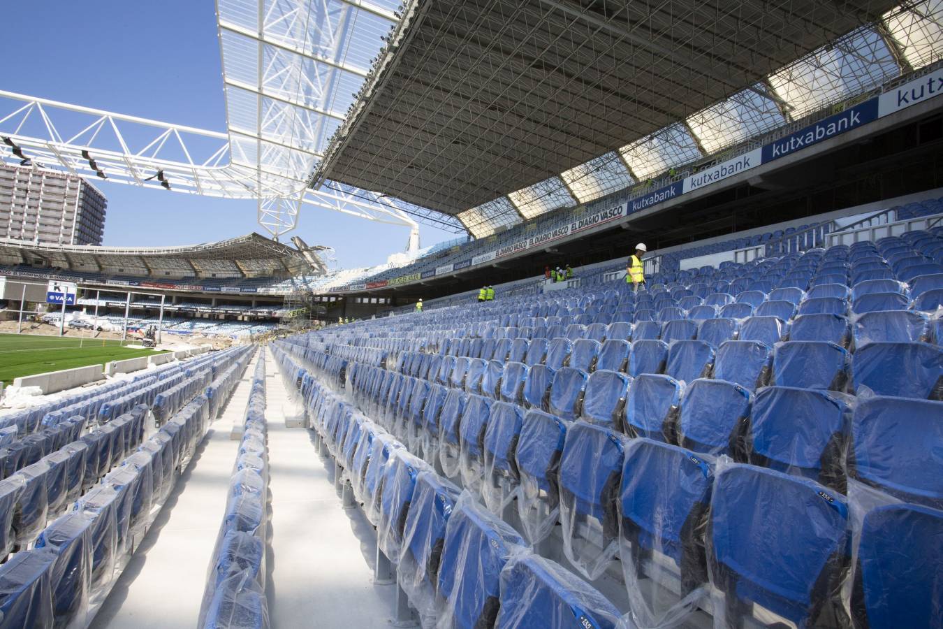 El campo de la Real Sociedad está preparado para que el sábado se dispute el primer partido del conjunto txuri-urdin en casa esta temporada.