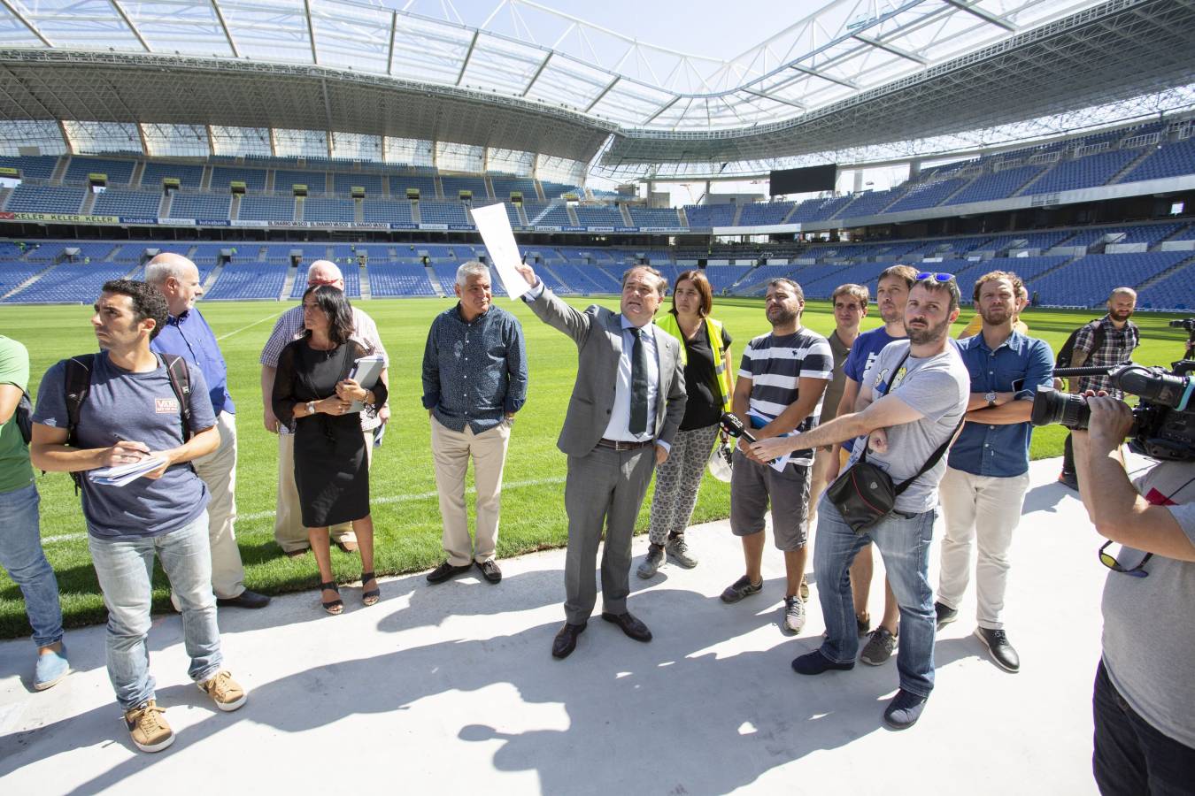 El campo de la Real Sociedad está preparado para que el sábado se dispute el primer partido del conjunto txuri-urdin en casa esta temporada.