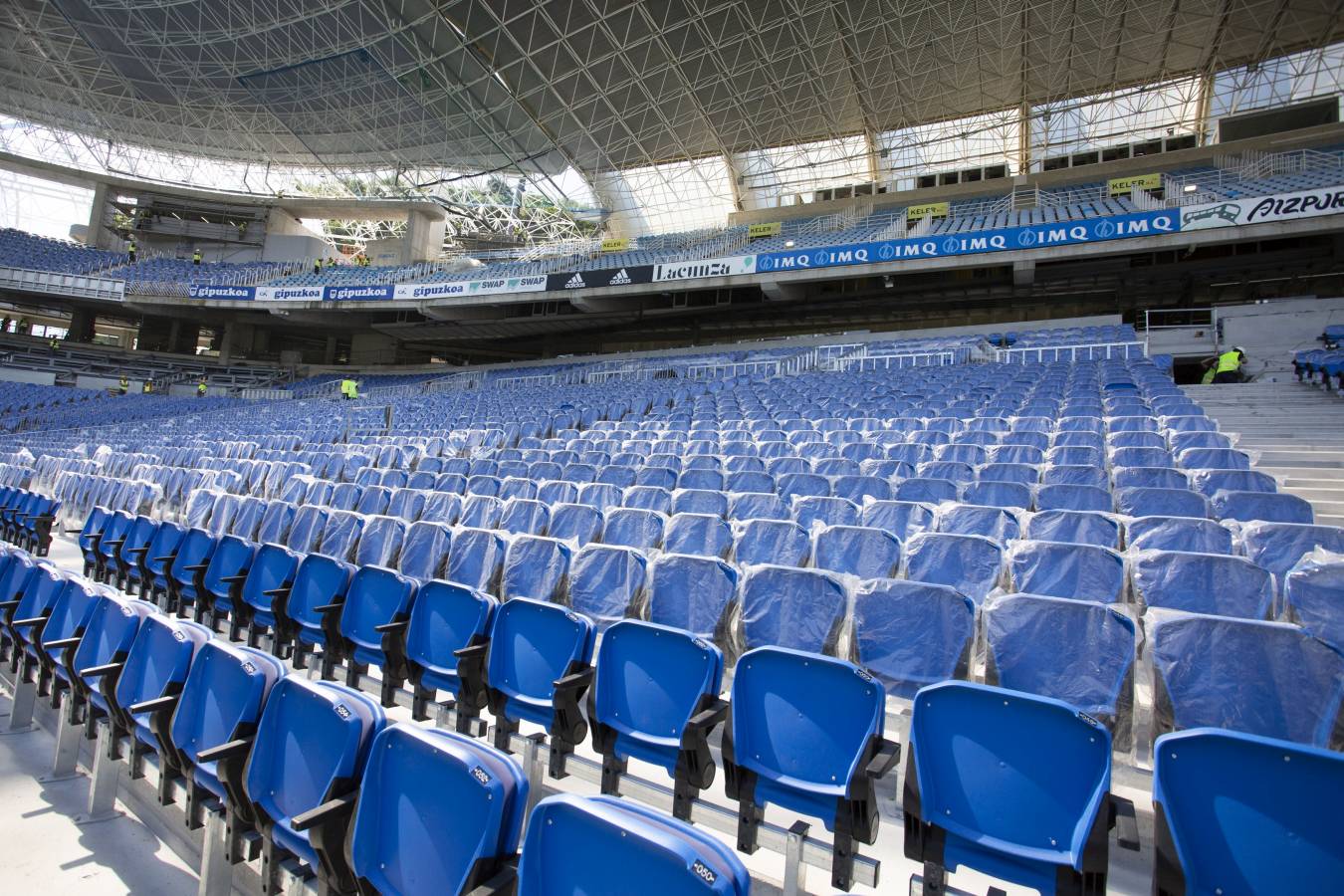 El campo de la Real Sociedad está preparado para que el sábado se dispute el primer partido del conjunto txuri-urdin en casa esta temporada.