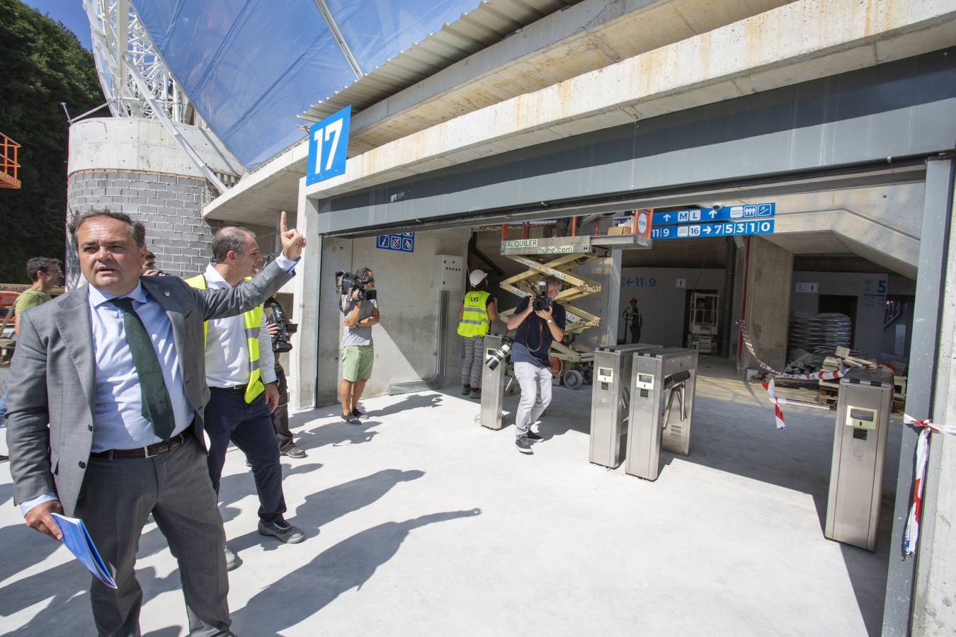 El campo de la Real Sociedad está preparado para que el sábado se dispute el primer partido del conjunto txuri-urdin en casa esta temporada.