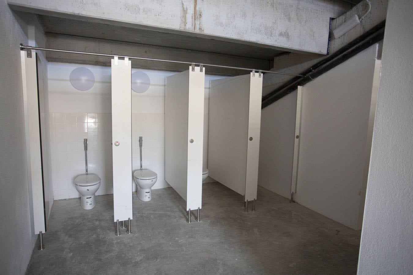 El campo de la Real Sociedad está preparado para que el sábado se dispute el primer partido del conjunto txuri-urdin en casa esta temporada.