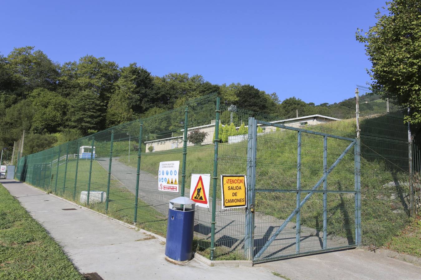 El campo de la Real Sociedad está preparado para que el sábado se dispute el primer partido del conjunto txuri-urdin en casa esta temporada.