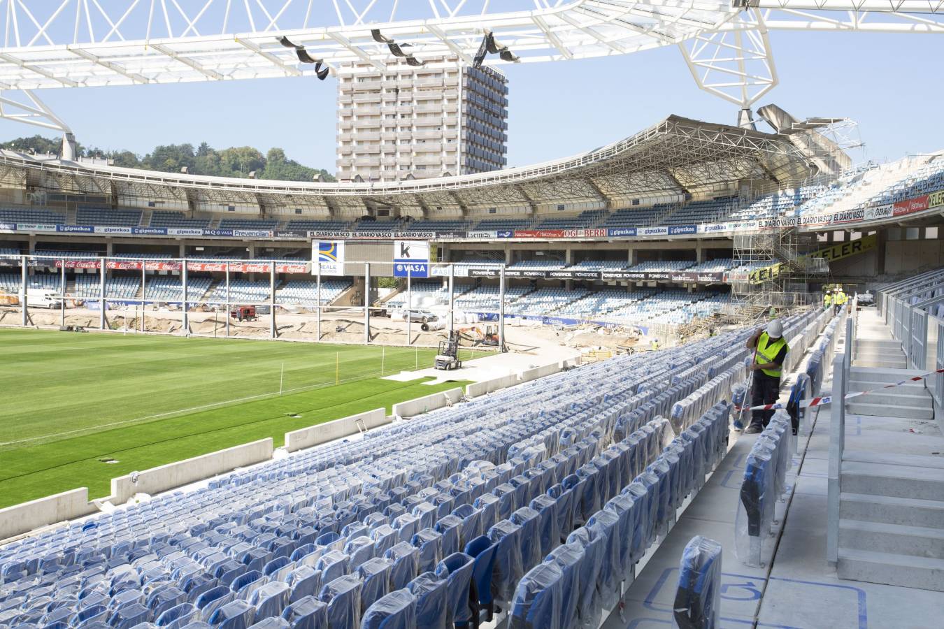 El campo de la Real Sociedad está preparado para que el sábado se dispute el primer partido del conjunto txuri-urdin en casa esta temporada.