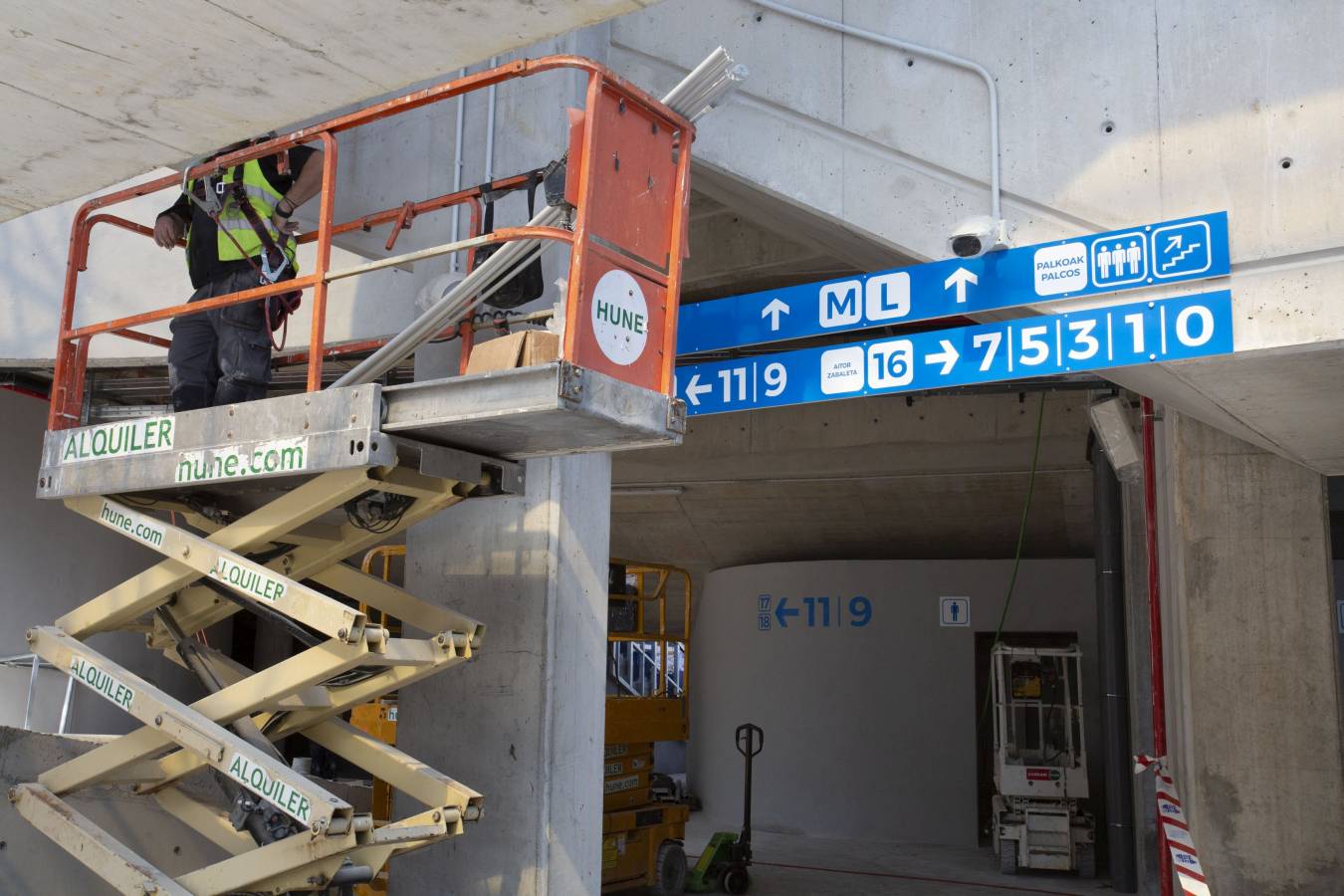 El campo de la Real Sociedad está preparado para que el sábado se dispute el primer partido del conjunto txuri-urdin en casa esta temporada.