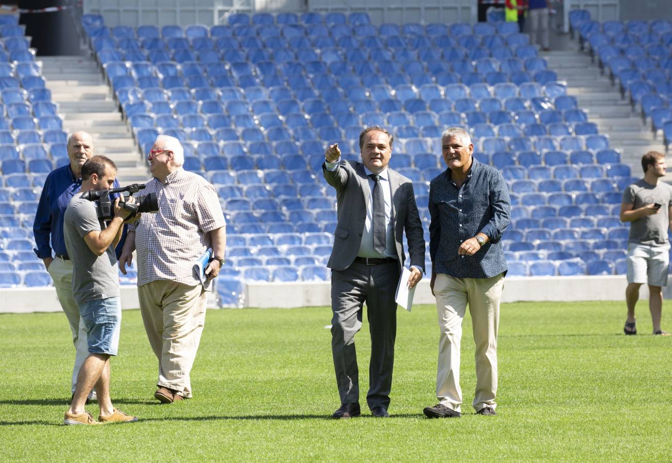 El campo de la Real Sociedad está preparado para que el sábado se dispute el primer partido del conjunto txuri-urdin en casa esta temporada.