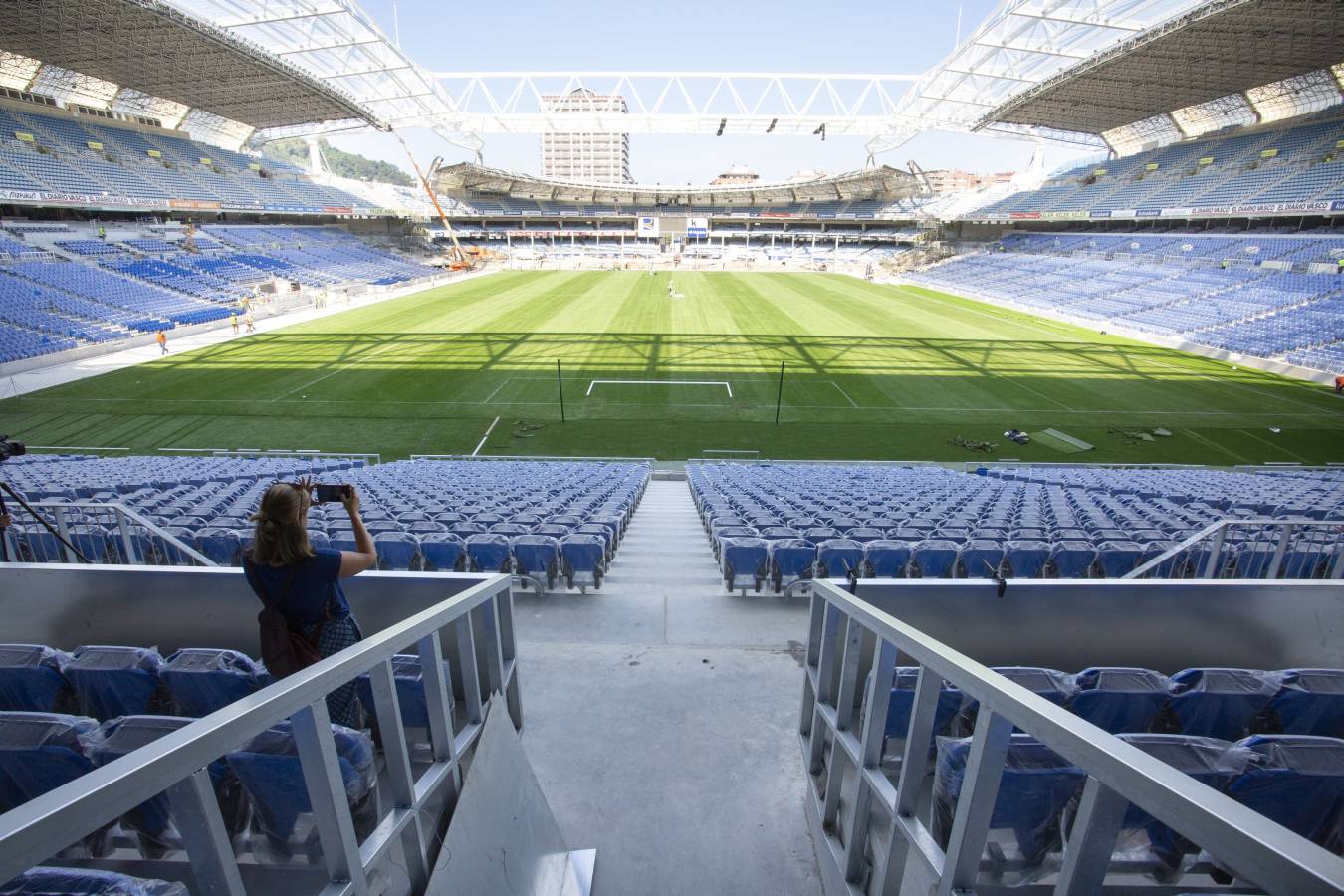 El campo de la Real Sociedad está preparado para que el sábado se dispute el primer partido del conjunto txuri-urdin en casa esta temporada.