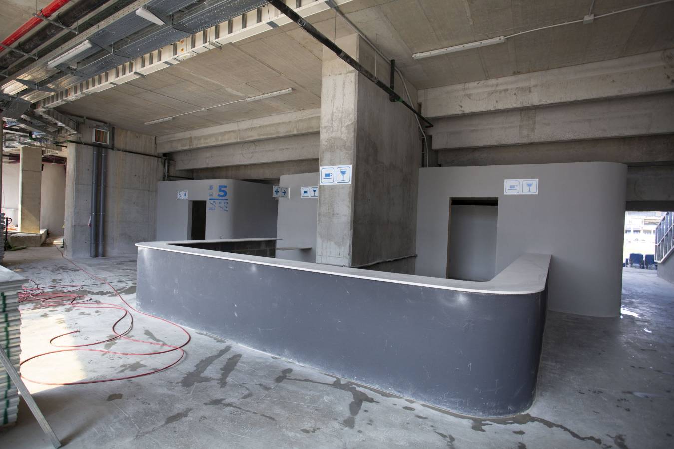 El campo de la Real Sociedad está preparado para que el sábado se dispute el primer partido del conjunto txuri-urdin en casa esta temporada.