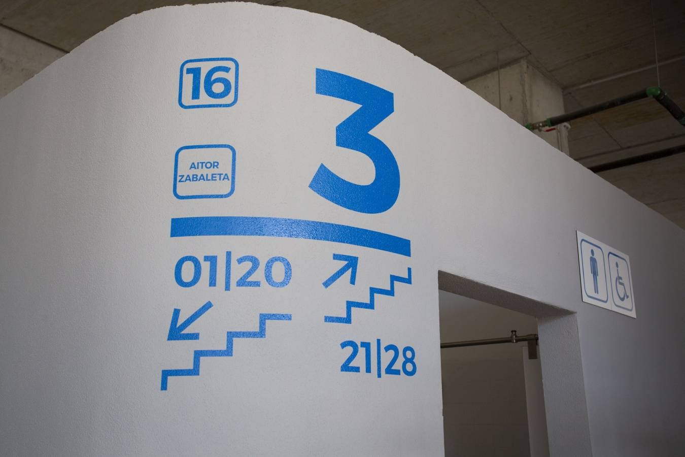 El campo de la Real Sociedad está preparado para que el sábado se dispute el primer partido del conjunto txuri-urdin en casa esta temporada.