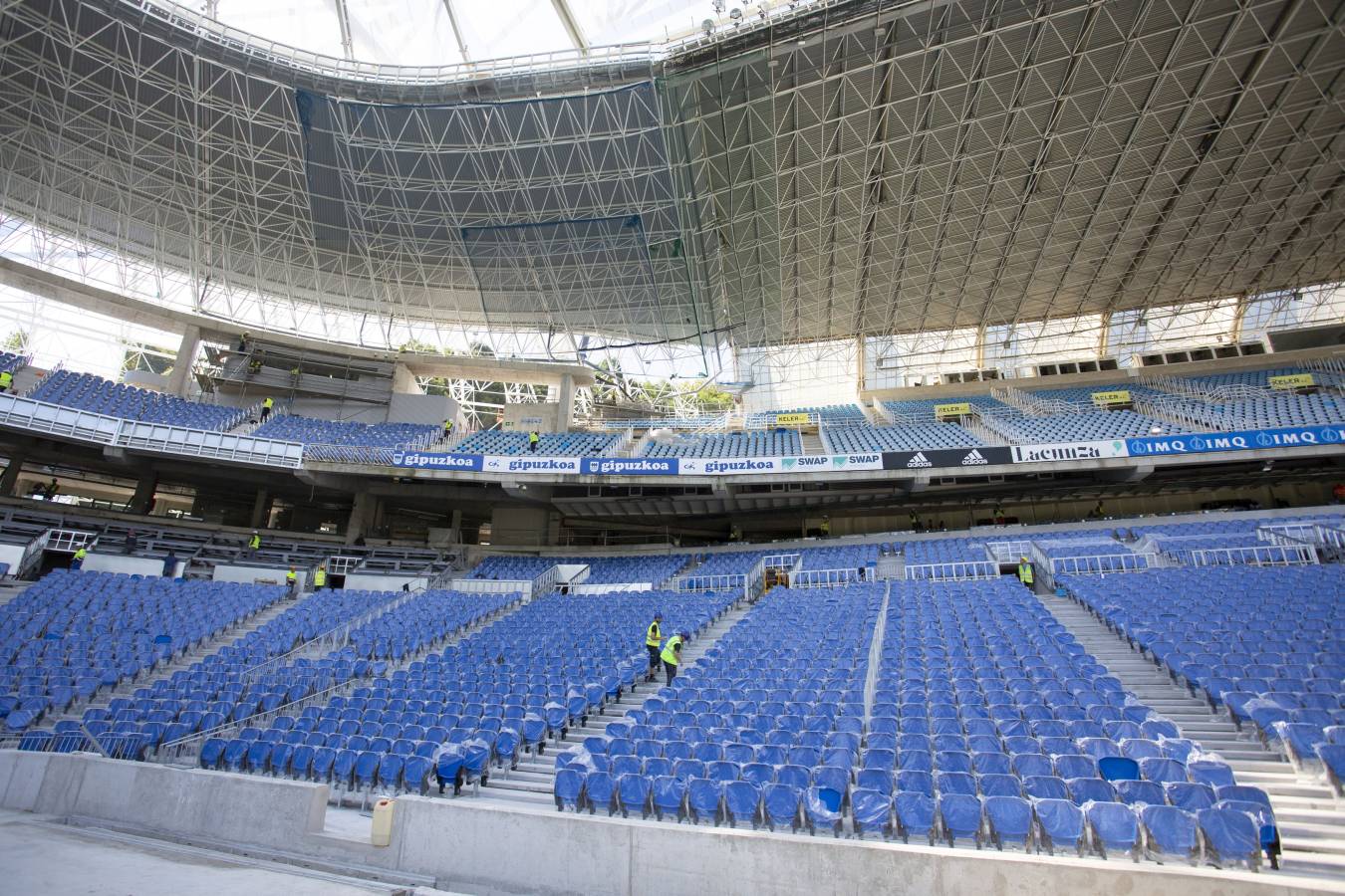 El campo de la Real Sociedad está preparado para que el sábado se dispute el primer partido del conjunto txuri-urdin en casa esta temporada.