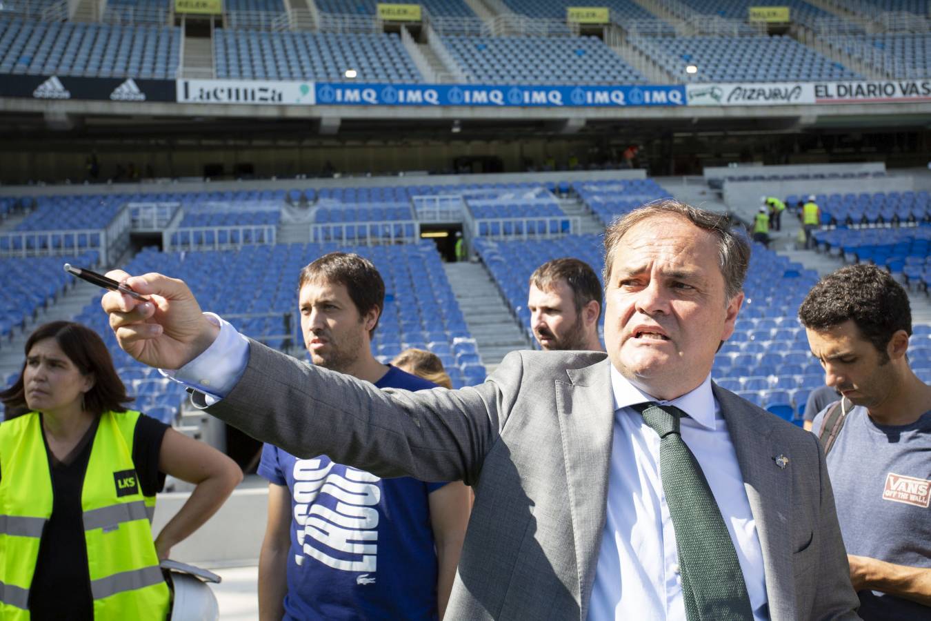 El campo de la Real Sociedad está preparado para que el sábado se dispute el primer partido del conjunto txuri-urdin en casa esta temporada.