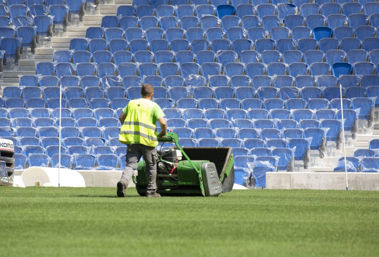 El campo de la Real Sociedad está preparado para que el sábado se dispute el primer partido del conjunto txuri-urdin en casa esta temporada.