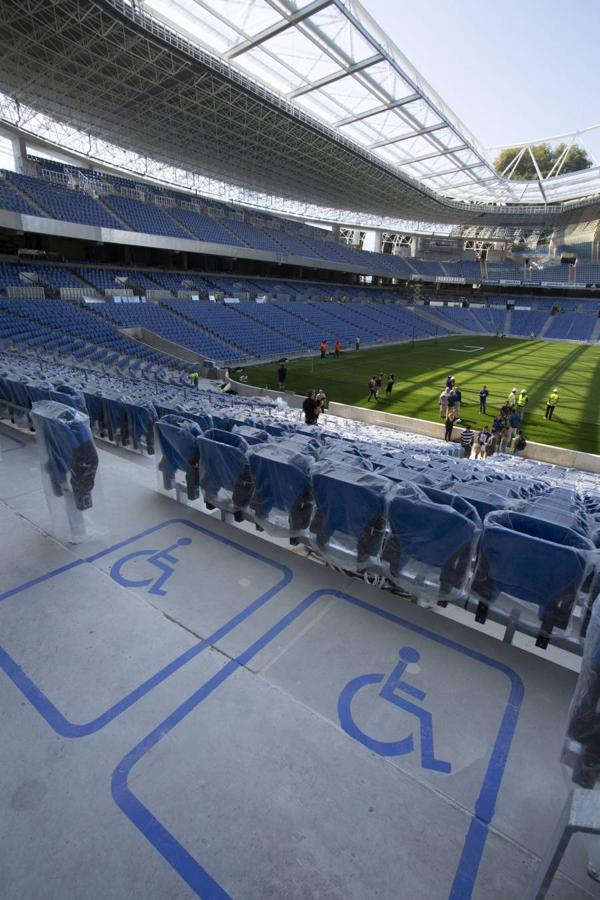 El campo de la Real Sociedad está preparado para que el sábado se dispute el primer partido del conjunto txuri-urdin en casa esta temporada.