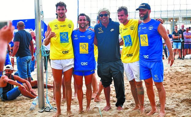 Aitor Ancín (izquierda) e Igor De la Fuente (derecha), junto a Ronaldinho y otros dos participantes en el torneo celebrado en Castelldefels. 